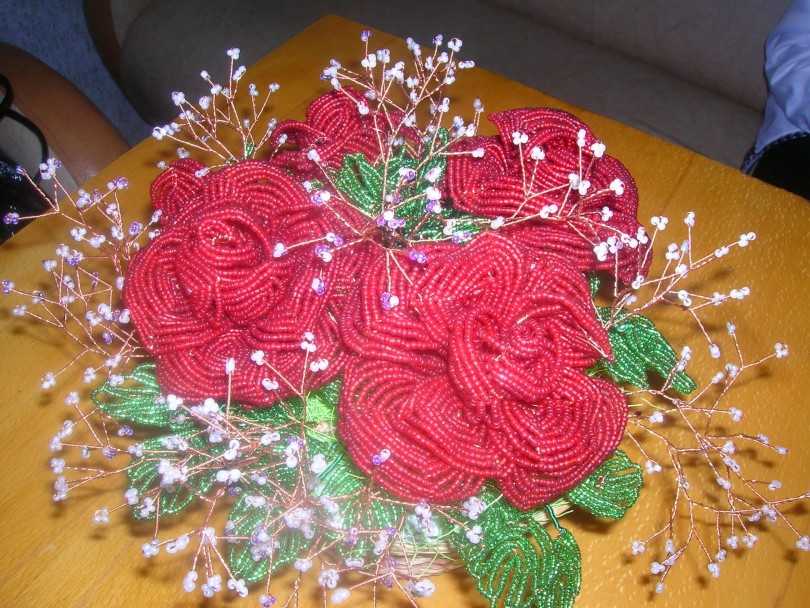 Прекрасные розы из бисера