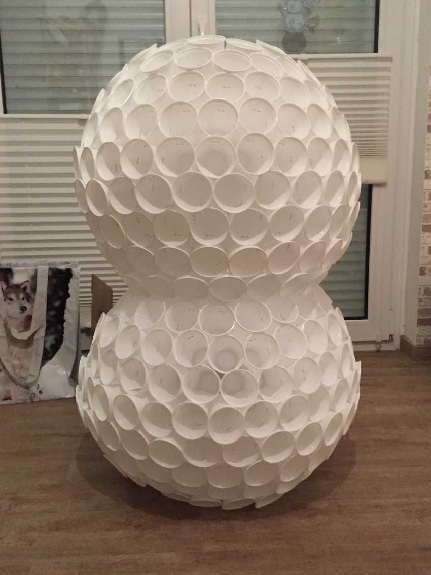 Снеговик из пластиковых стаканчиков