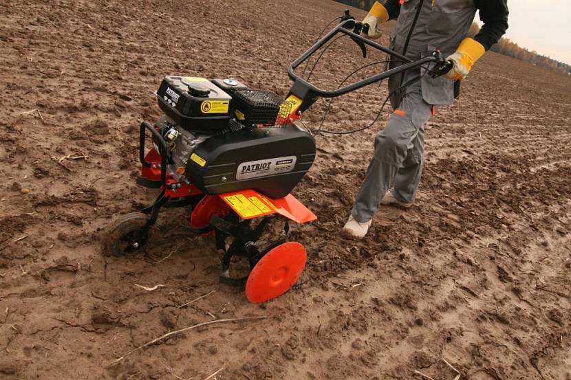 Как выровнять участок — инструкция, как сделать своими руками. Фото готовых работ, отзывы, секреты + обзор простых и сложных вариантов