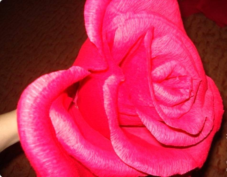 Цветы из гофрированной бумаги своими руками — лучший мастер-класс для начинающих с рекомендациями мастеров пошагово + оригинальные примеры поделок (190 фото)