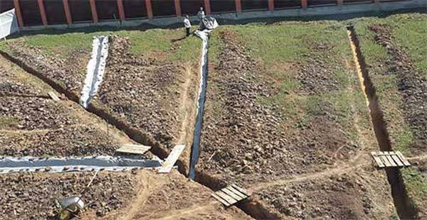 Как выровнять участок — инструкция, как сделать своими руками. Фото готовых работ, отзывы, секреты + обзор простых и сложных вариантов