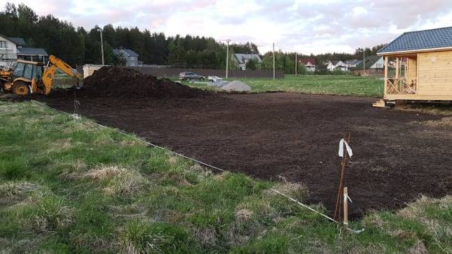 Как выровнять участок — инструкция, как сделать своими руками. Фото готовых работ, отзывы, секреты + обзор простых и сложных вариантов