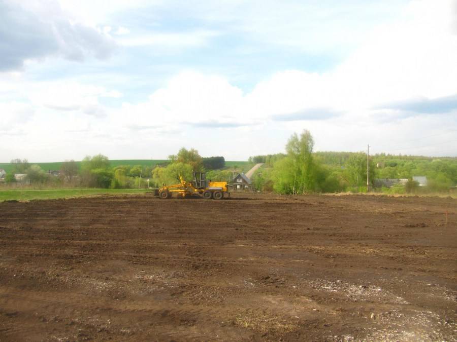 Как выровнять участок — инструкция, как сделать своими руками. Фото готовых работ, отзывы, секреты + обзор простых и сложных вариантов