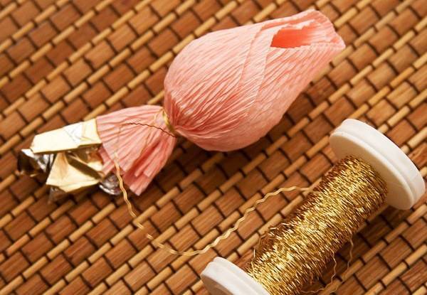 Букет из конфет своими руками: пошаговый мастер-класс по созданию букета из конфет. Обзоры оригинальных идей композиций с фото готовых работ