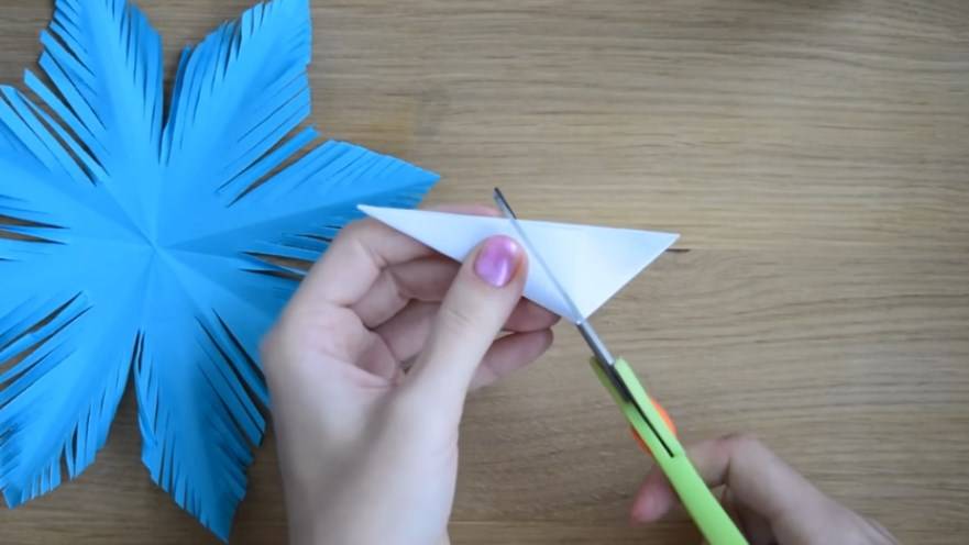 Объемные снежинки из бумаги