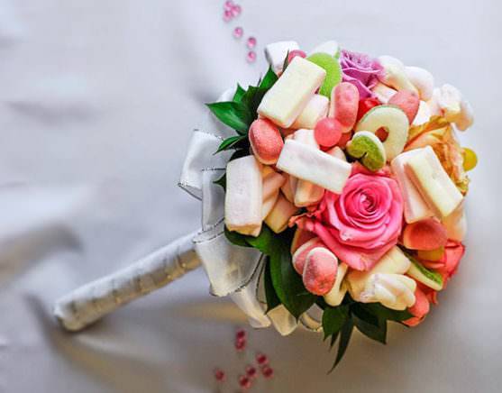 Букет из конфет своими руками: пошаговый мастер-класс по созданию букета из конфет. Обзоры оригинальных идей композиций с фото готовых работ