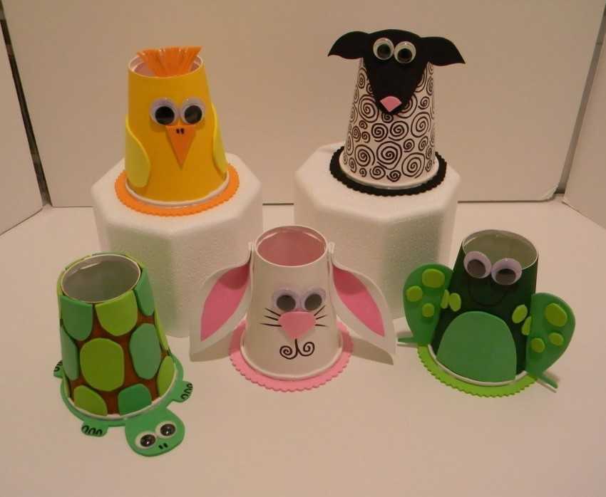 Снеговик из пластиковых стаканчиков