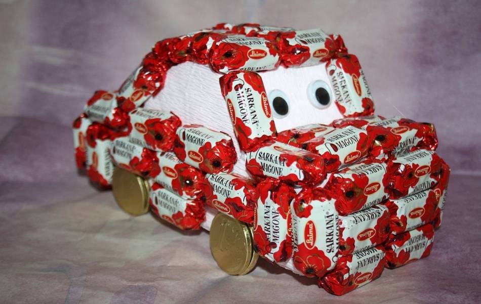 Новогодние поделки из конфет